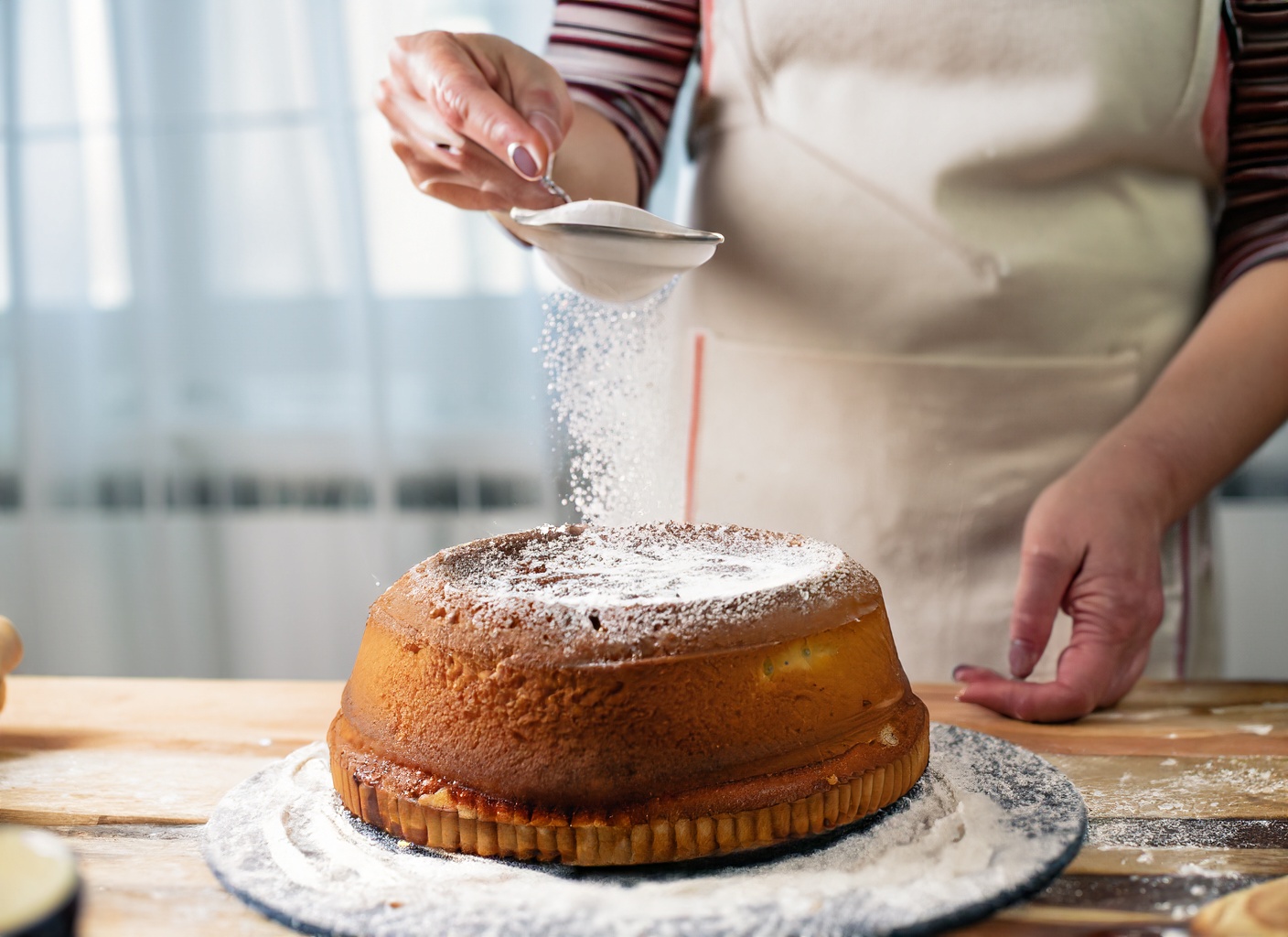 cake being sprinkled